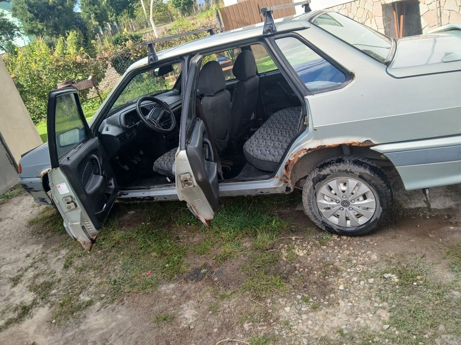 Колір кузова – сірий металік, але з потертостями та плямами на фарбі