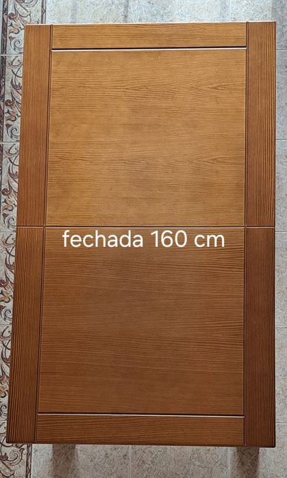 Mesa de jantar em madeira