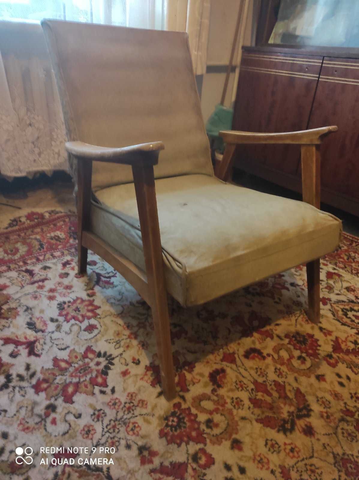 Вінтажне дерев"яне крісло