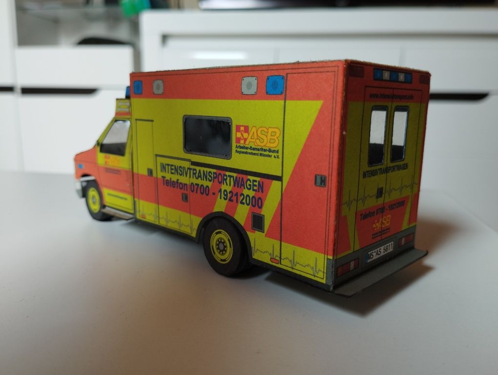 Model kartonowy karetka ambulans  zabawka ciężarówka