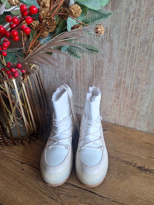 Продам жіночі зимові чоботи( луноходи) фірми Reserved