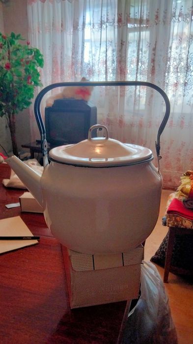 Чайник емальований ,миски емальовані