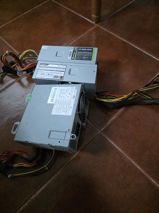 Várias fontes de alimentação para computadores