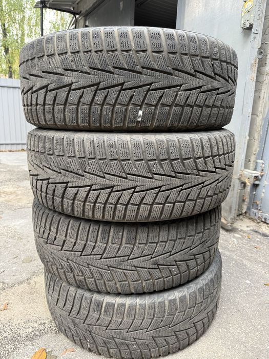 Зимова гума Hankook 235/55/18