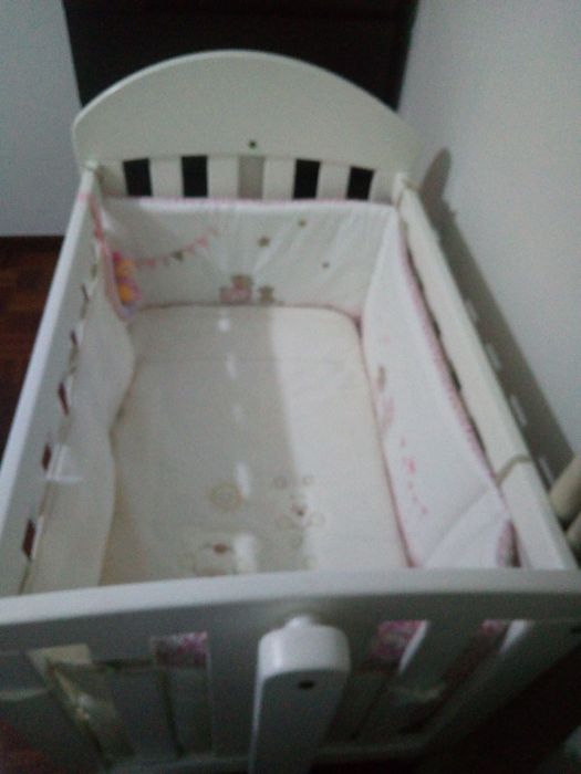 Berço para Bebê de Madeira Lacada