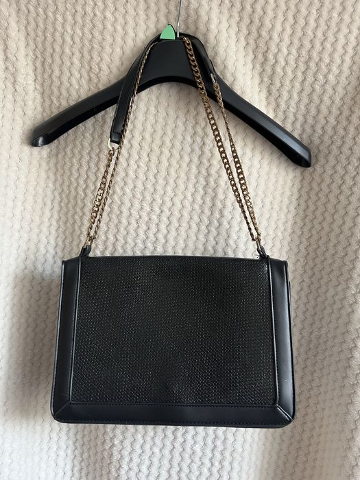 Piekna damska czarna torebka na ramie reserved ze zlotym lancuszkiem
