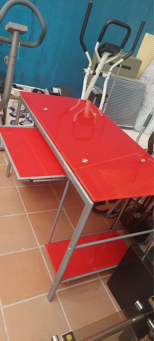 Secretária em vidro vermelha