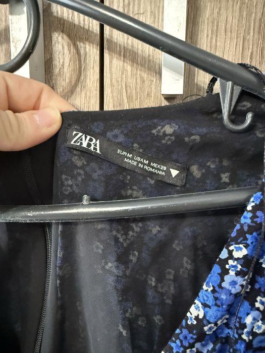 Платье Zara в цветочный принт