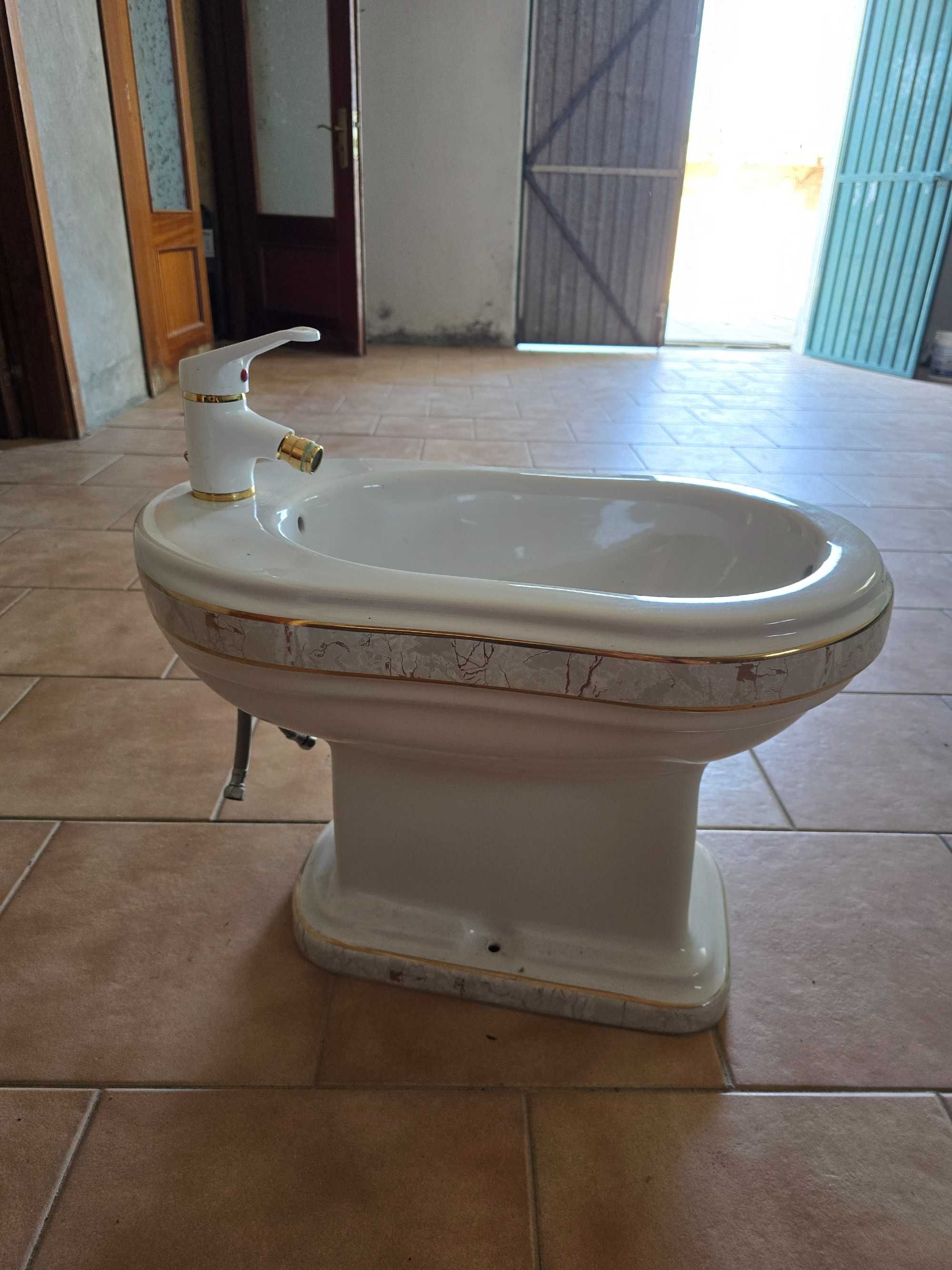 Bidé branco e dourado