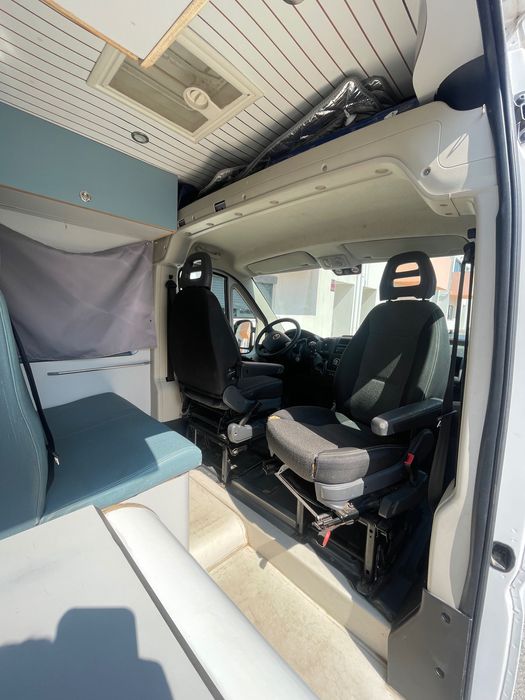 Autocaravana com duas camas de casal e WC