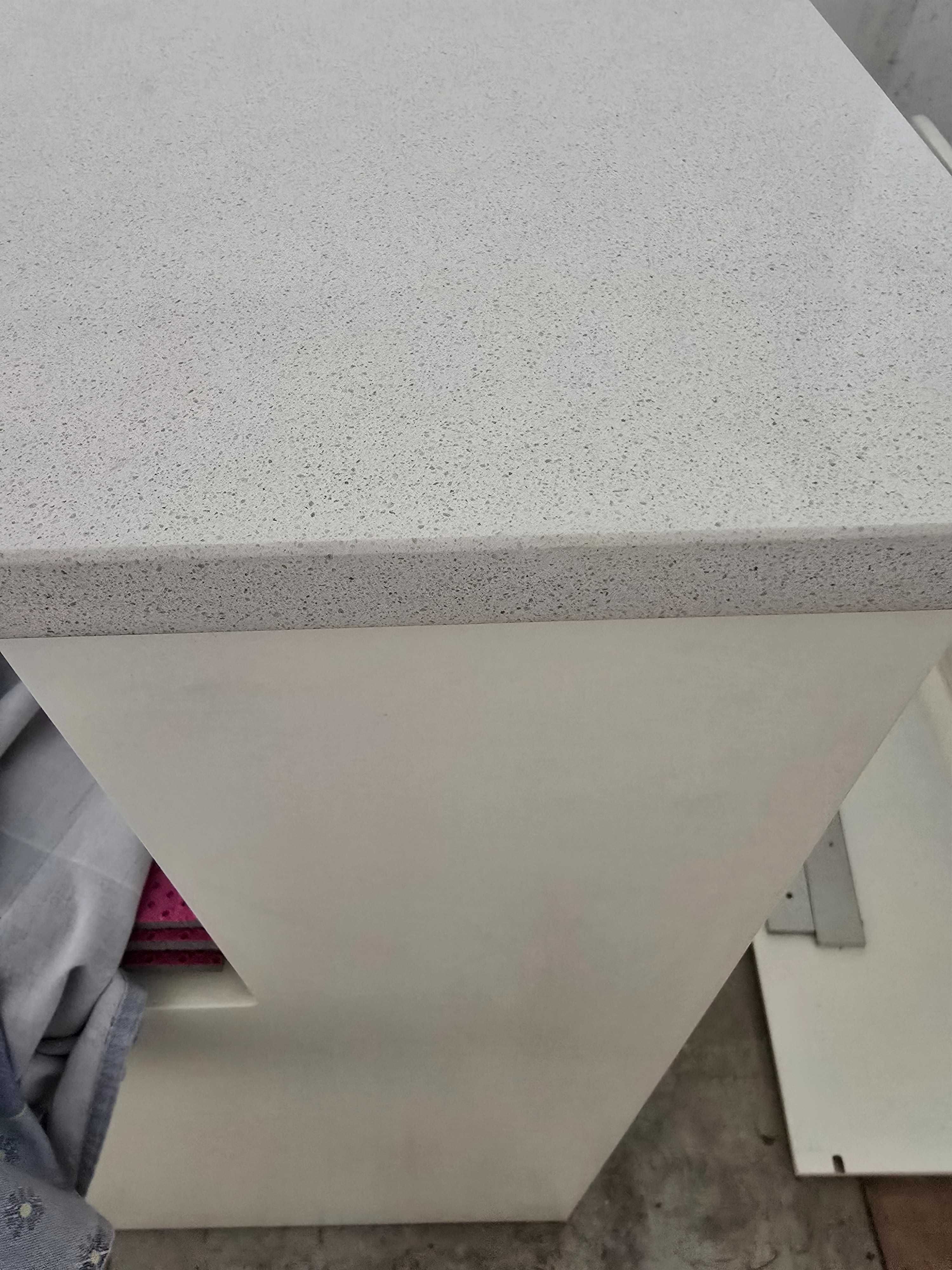 Balcão com interior em inox