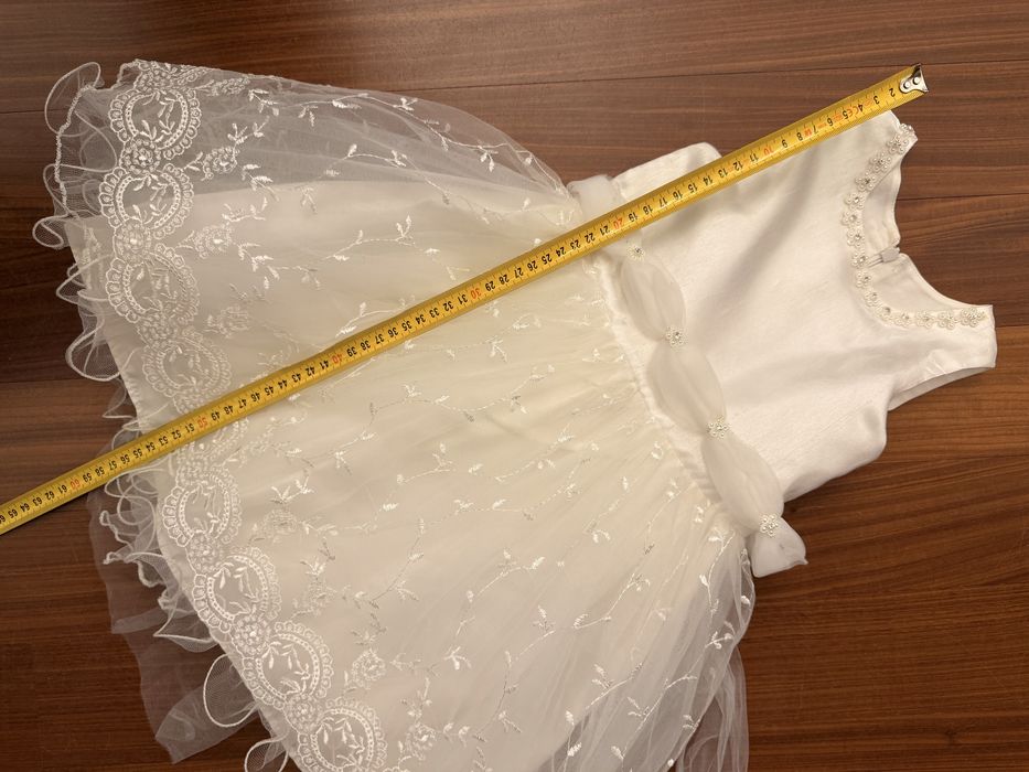 Tiulowa biała (ecru kolor )sukienka 98 rozmiar na 3 lata