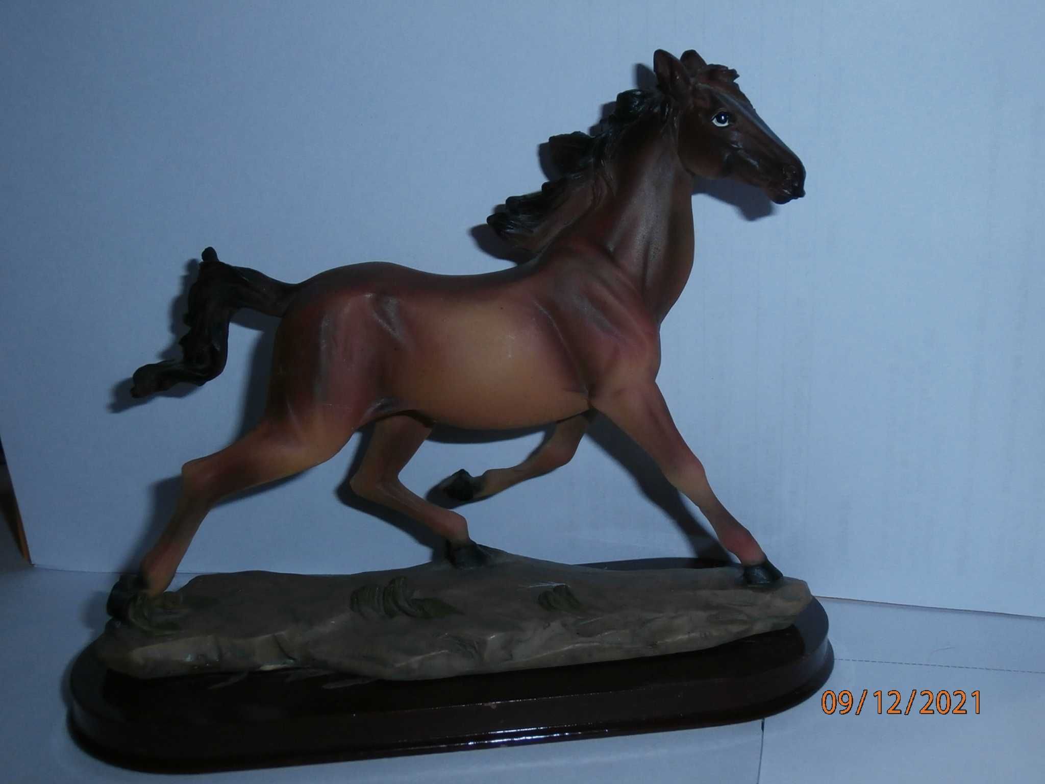 Ozdoba Figurka Koń w galopie