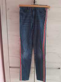 Niebieskie jeansy skinny