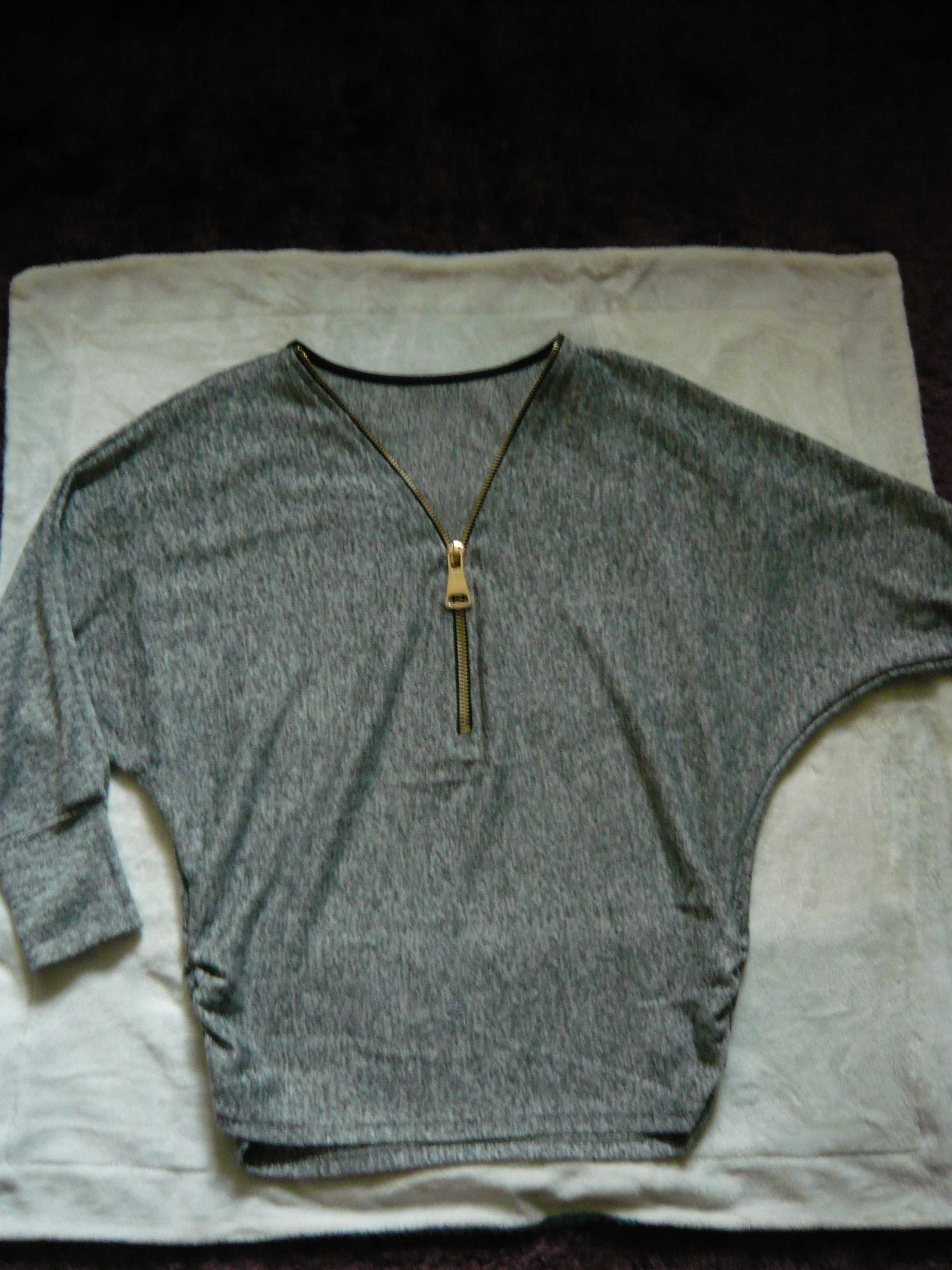 Niebanalny cienki sweterek z zamkiem w dekolcie