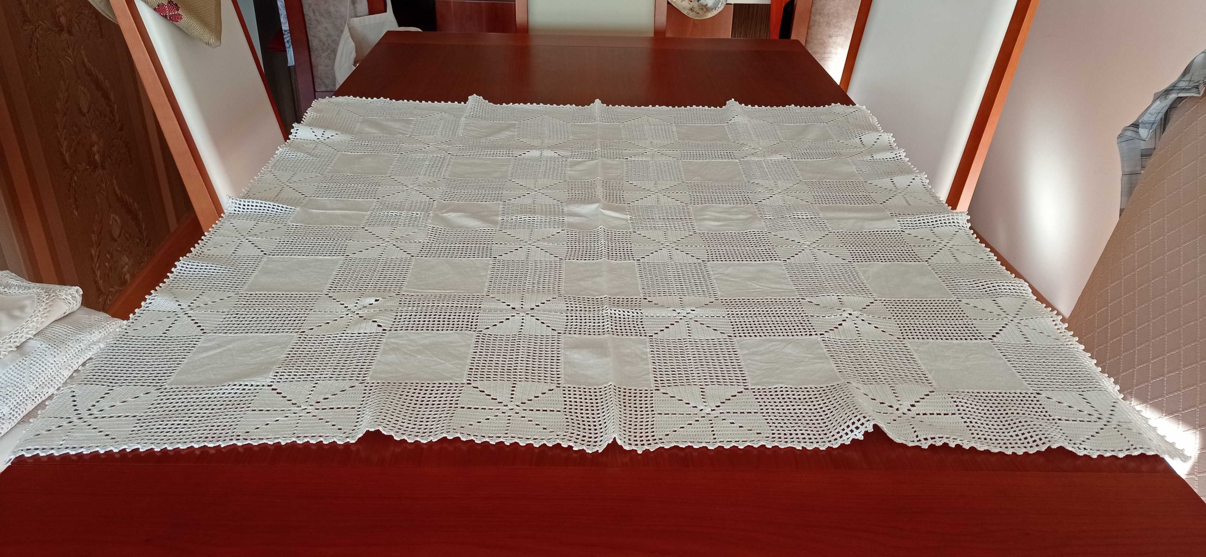 Toalha quadrada em linho e renda