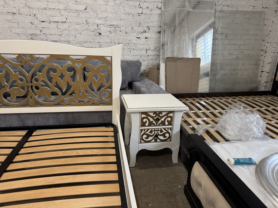 Комплект меблів в спальню.  Дерево.  Різьба. Ліжко, комод, тумбочка ст