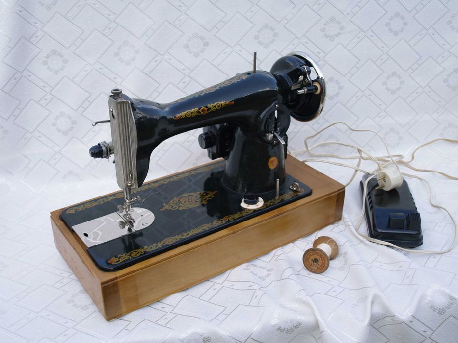 Elektryczna maszyna do szycia z 1984r.