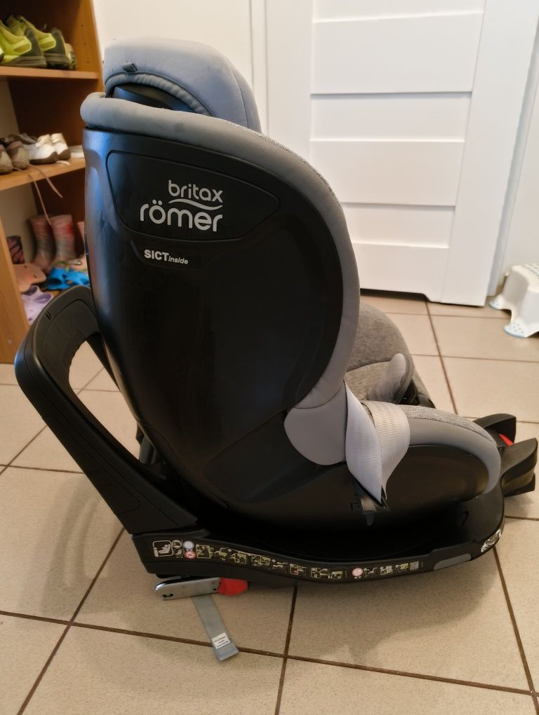 Fotelik samochodowy Britax Römer Dualfix M – obracany ISOFIX
