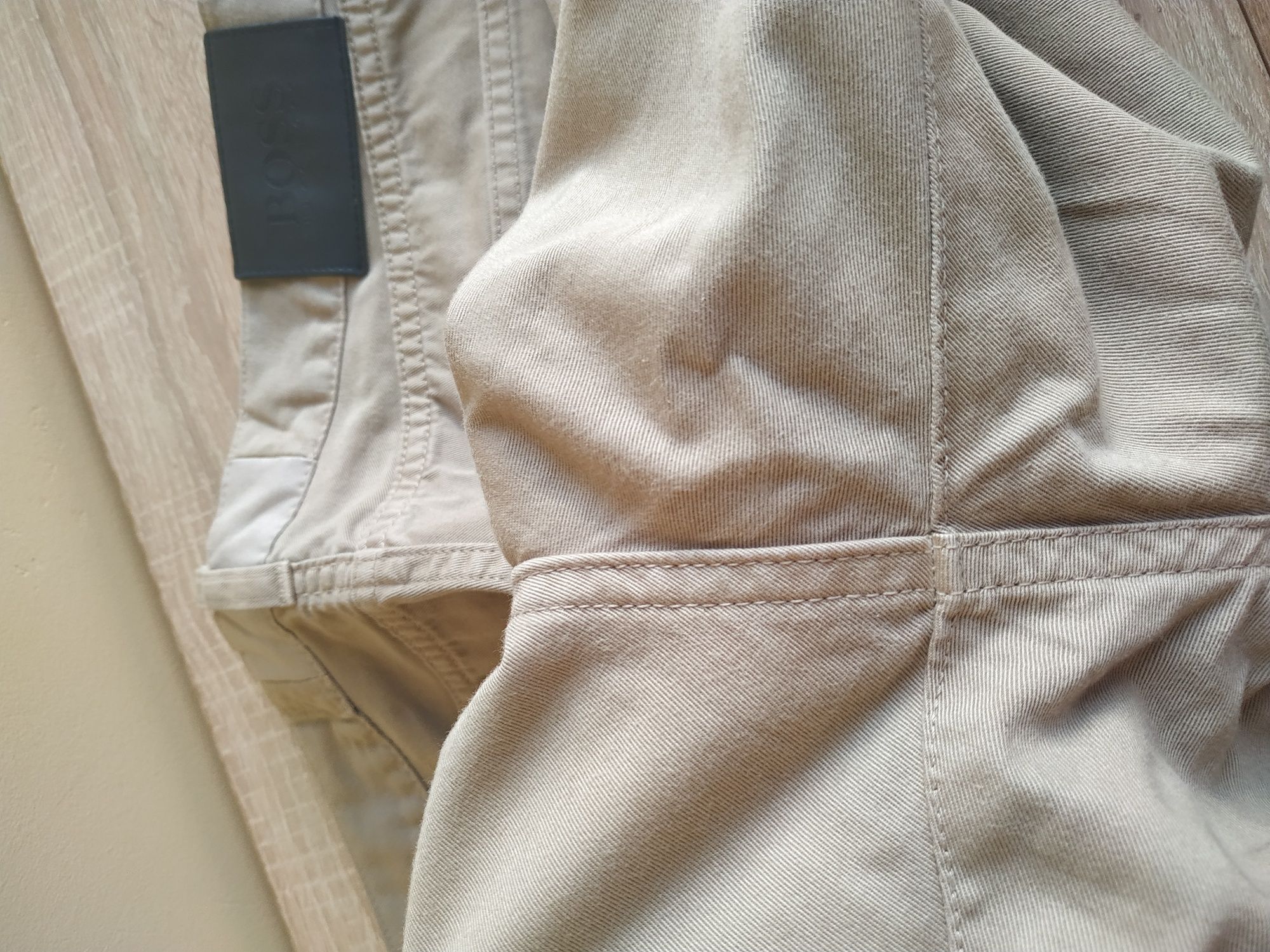 HUGO BOSS бежевые мужские штаны размер 32/32