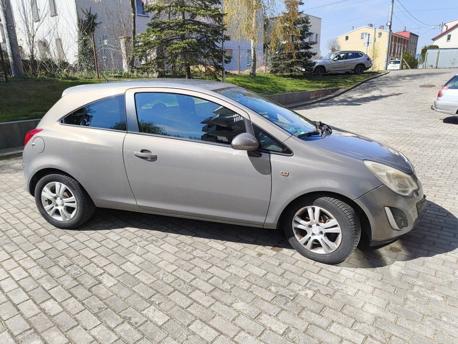 Opel Corsa 1,4 benzyna 2011 z fabrycznym bagażnikiem na rowery
