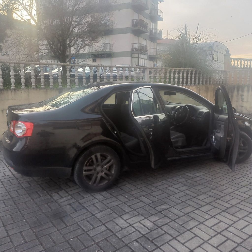 Jetta 2006 1.9 TDI (direção lado direito) legalizado em Portugal.