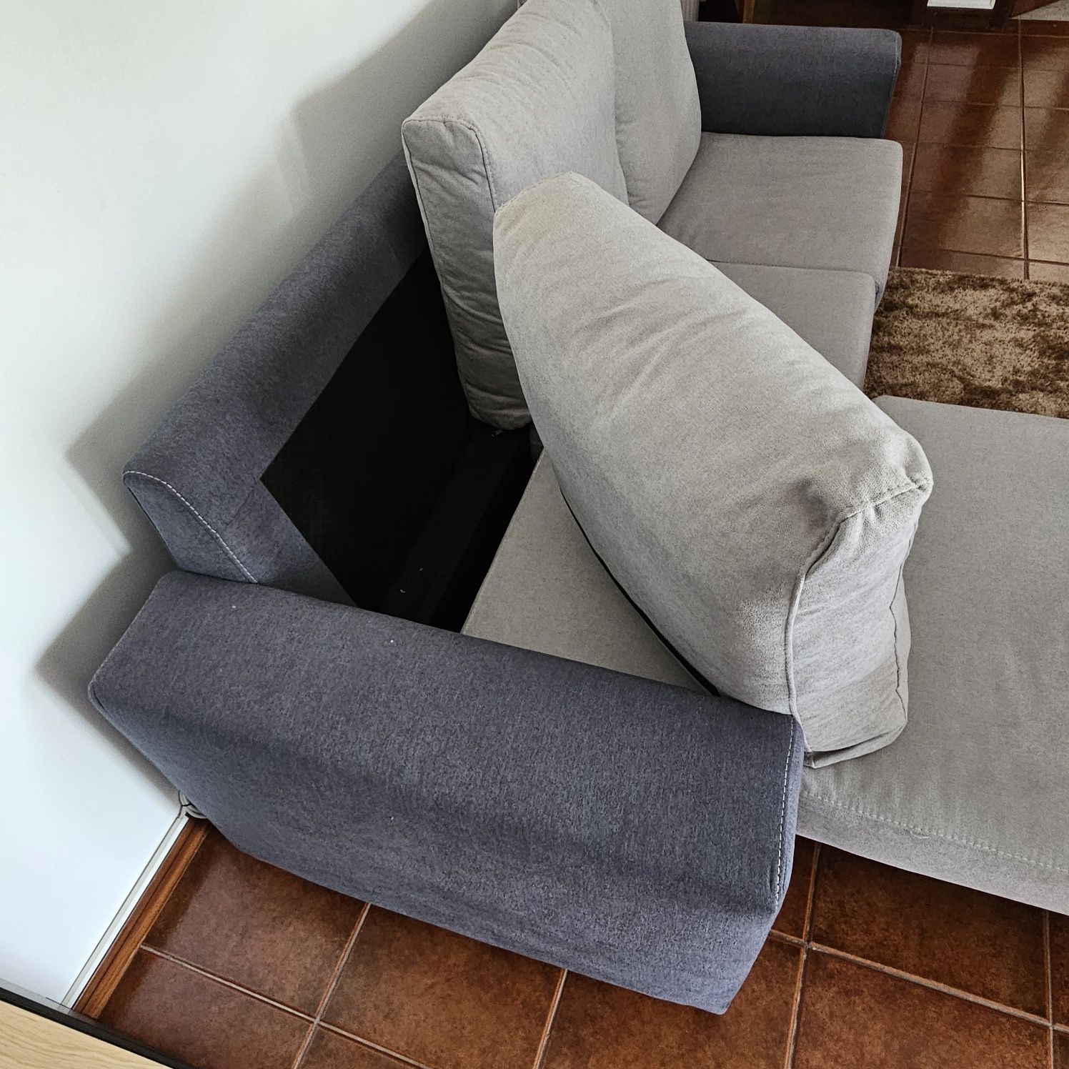 Sofá cinzento de 3 lugares novo e em Excelente Estado com chaise longe