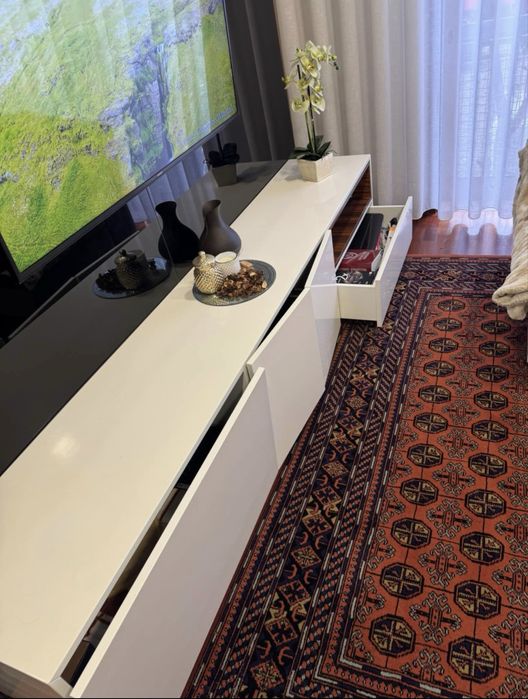 Movel TV com painel vidro preto