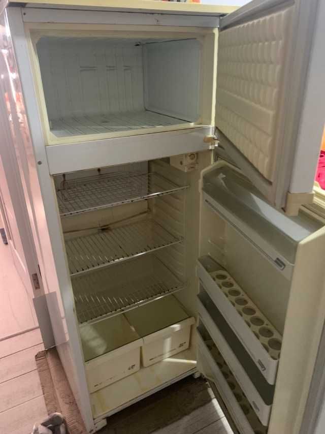 Холодильник в доброму стані