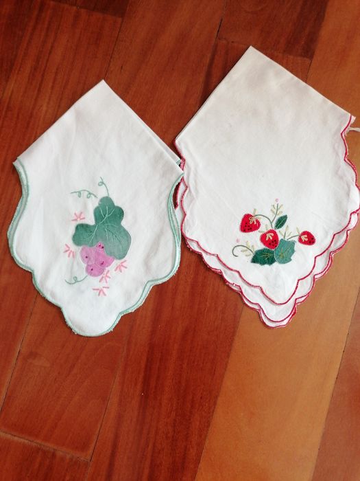 Naprons  bordados  a mão para o cesto do pão