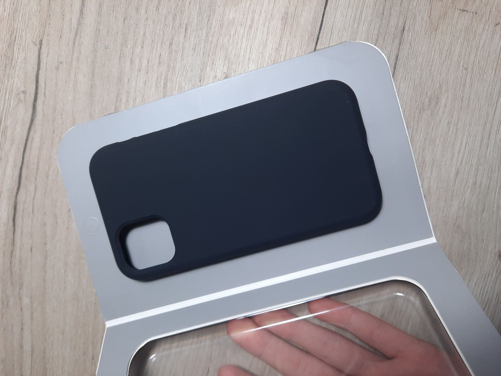 Etui na IPhone 11 z mikrofibrą