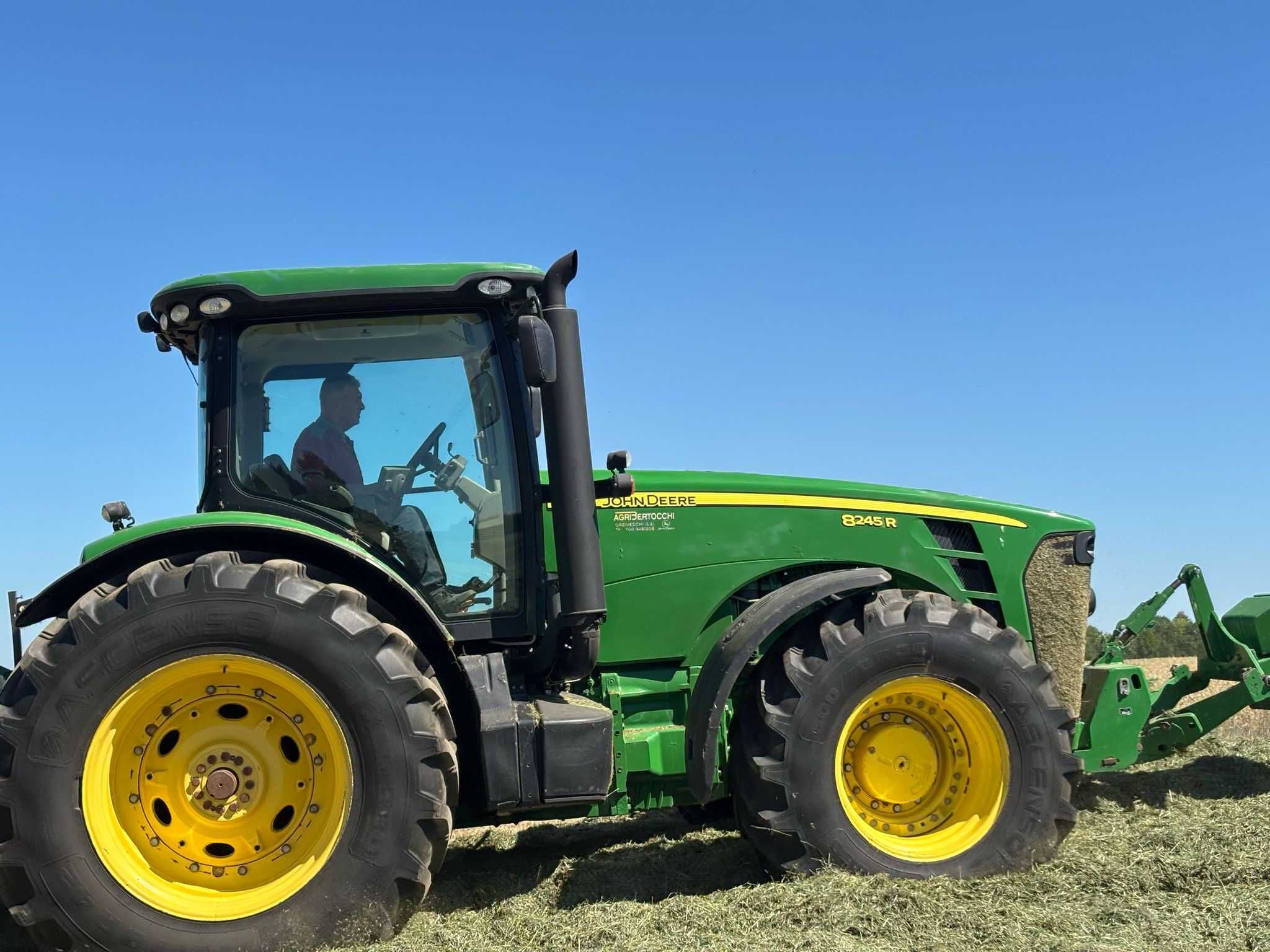John Deere 8245R, 8R Umowa