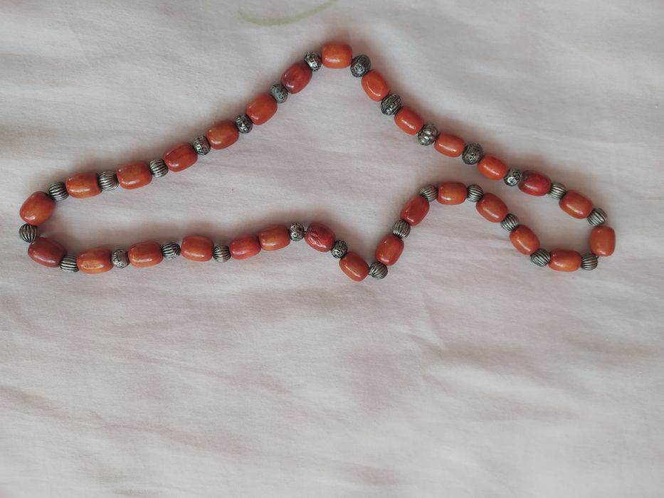 Korale drewniane z czasów PRL