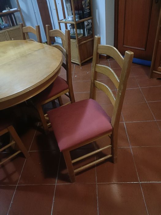 Mesa com seis cadeiras