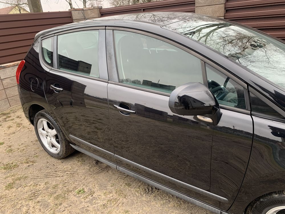 Передні двері Пежо 3008 5008. Задні двері Пежо 3008 5008
