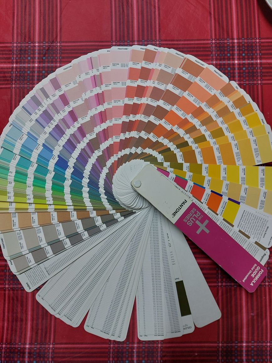 Livro pantone ano 2023 solid uncoated