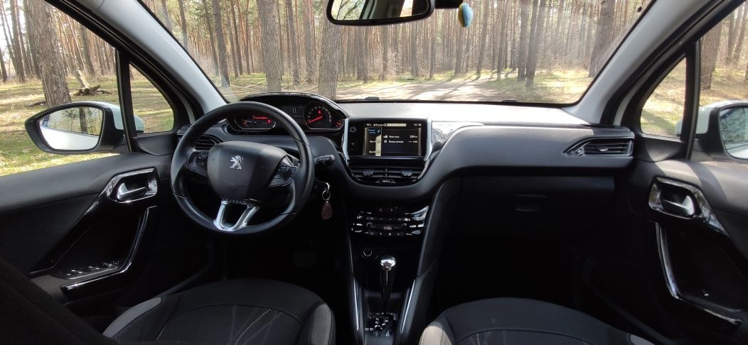 Peugeot 208 2013 рік випуску