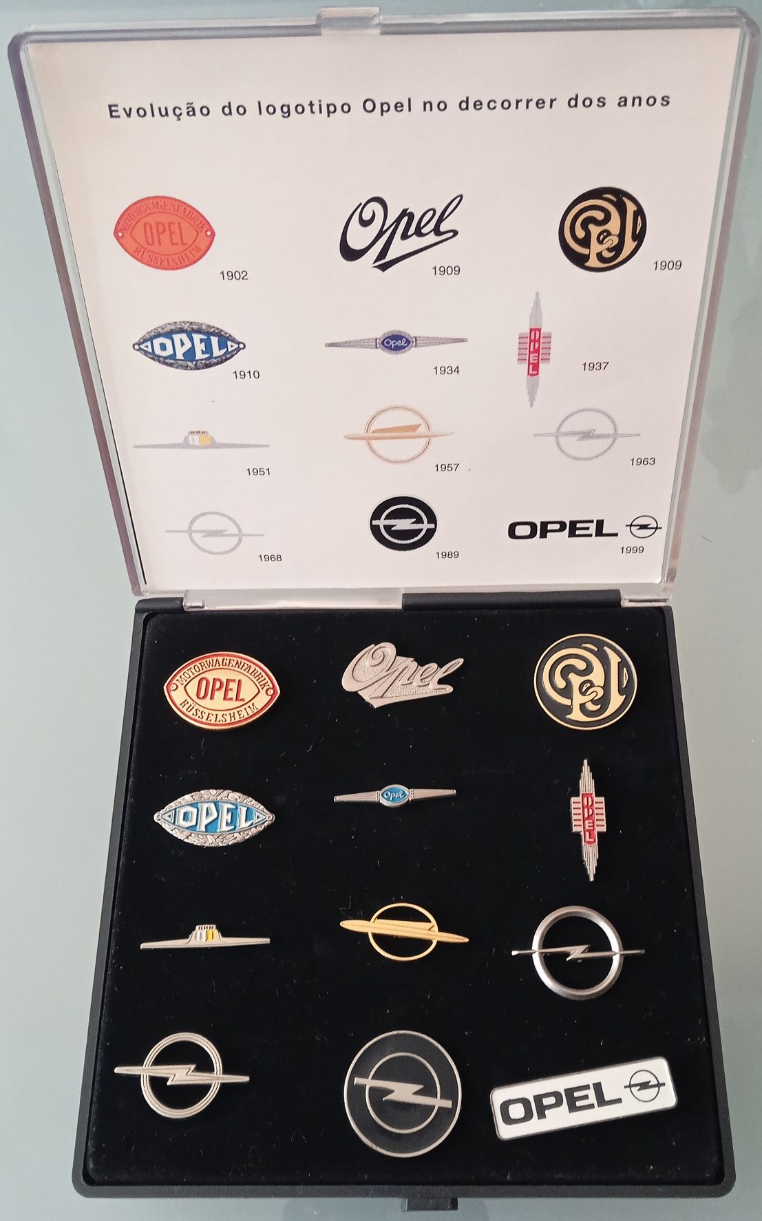 Caixa com pins 100 anos Opel