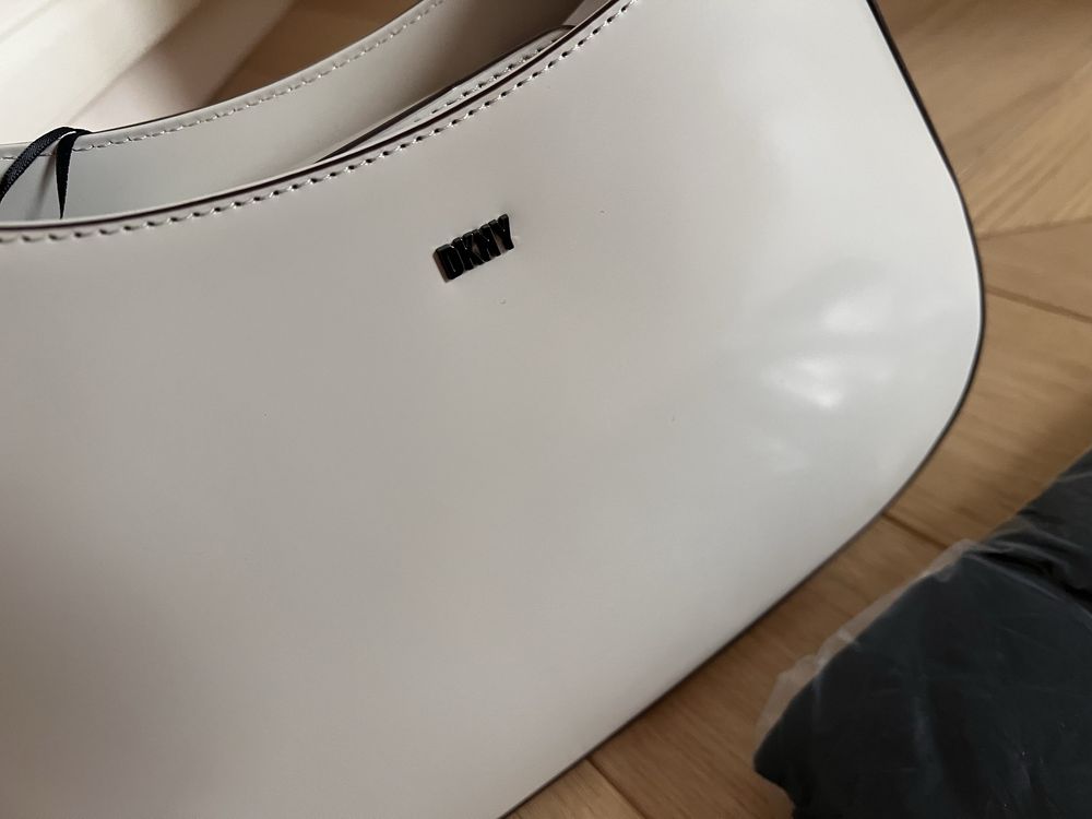 DKNY torebka jak nowa biala kremowa na ramie
