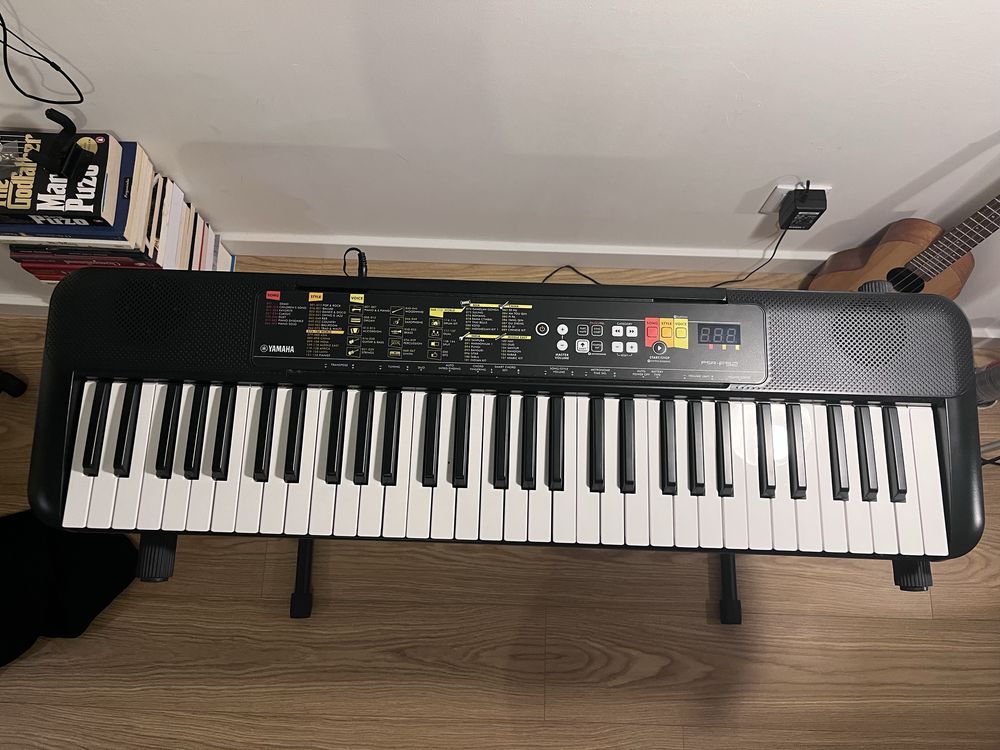 Teclado Yamaha PSR-F52 com suporte