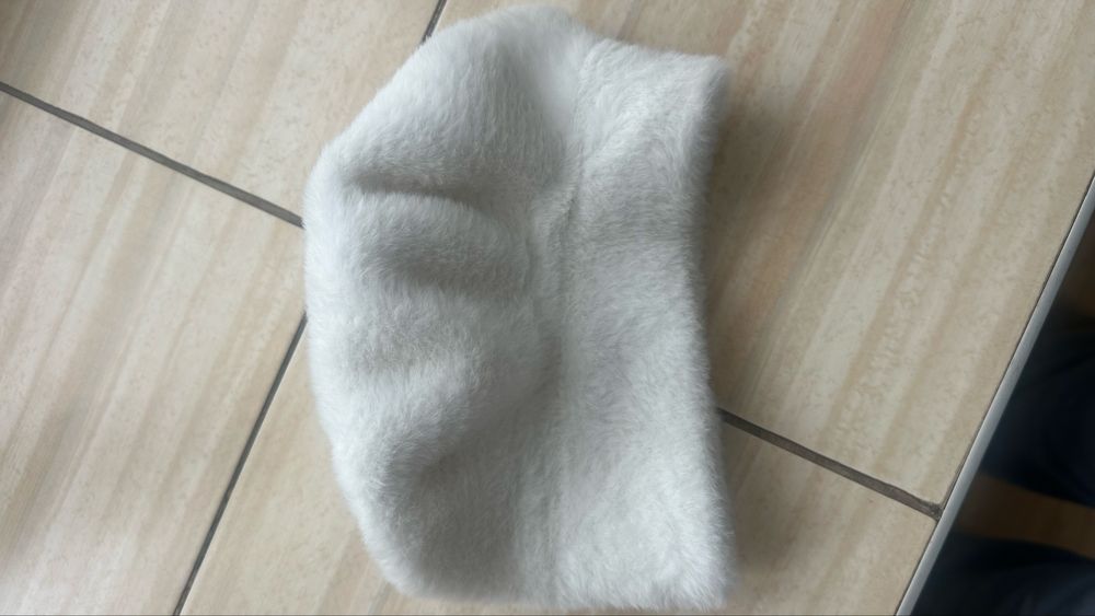 Білий берет на ніжкі з альпаки)