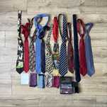 Zestaw dla eleganckiego faceta krawaty, poszetki, muchy, spinki