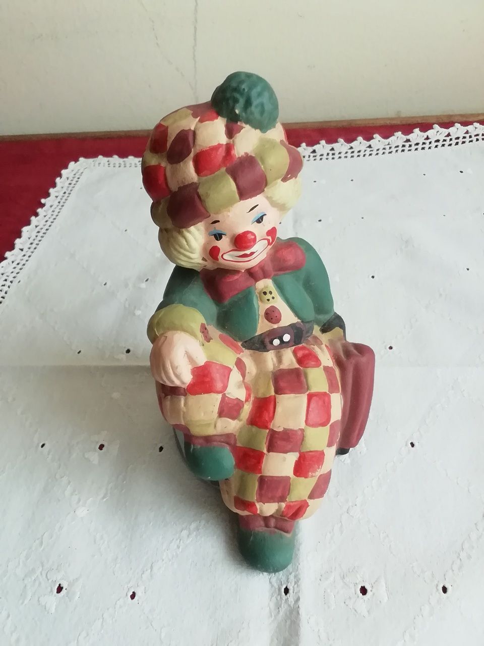 Palhaço sentado no tambor