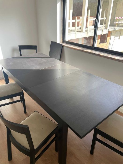 Conjunto mesa de jantar extensível IKEA modelo BJURSTA + 4 cadeiras
