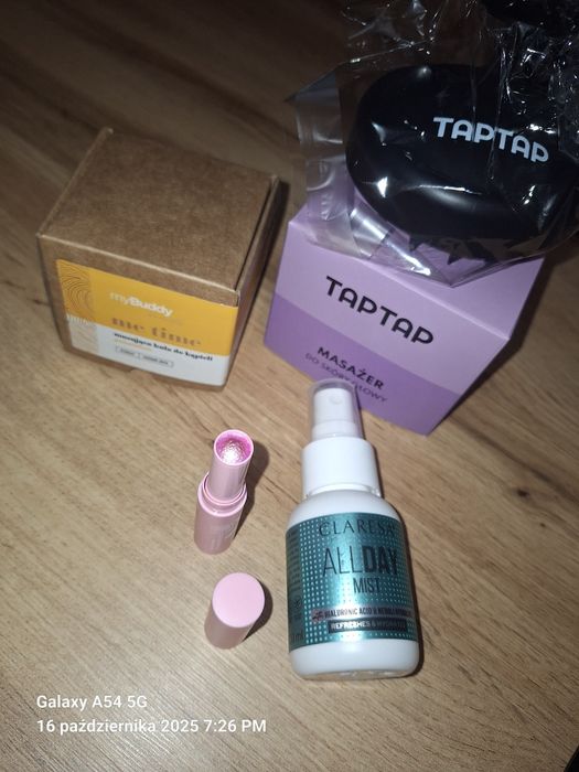 Zestaw nowych kosmetyków twarz ciało włosy