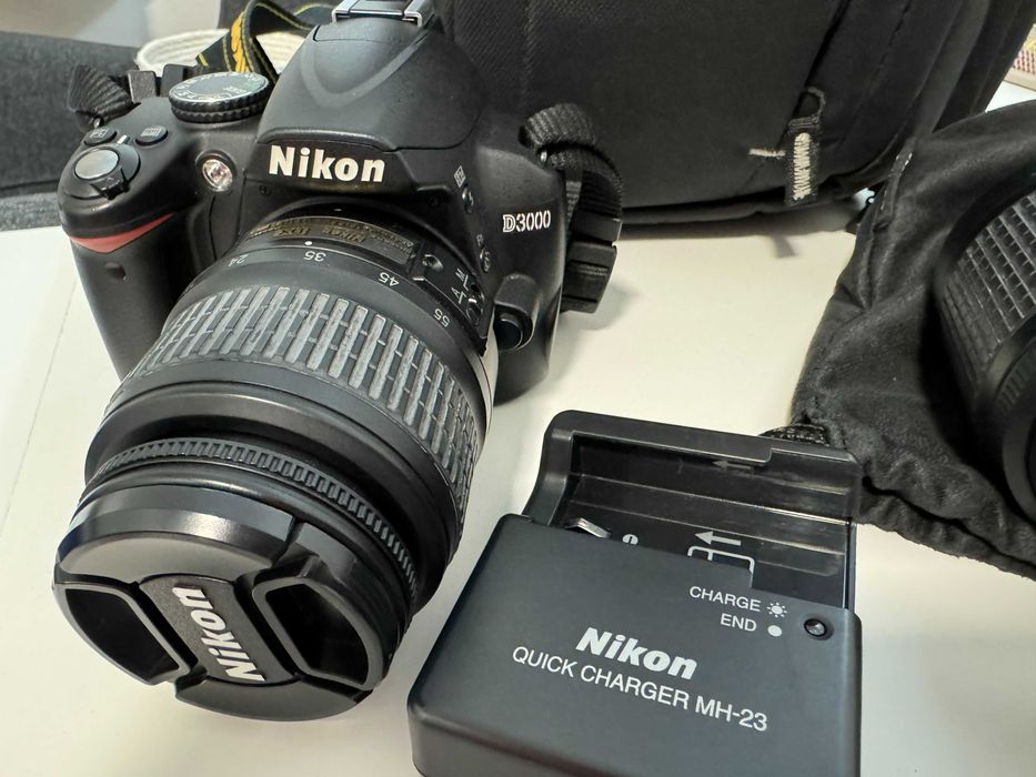 Nikon D3000 (2 objetivas, carregador, bolsa e mochila)