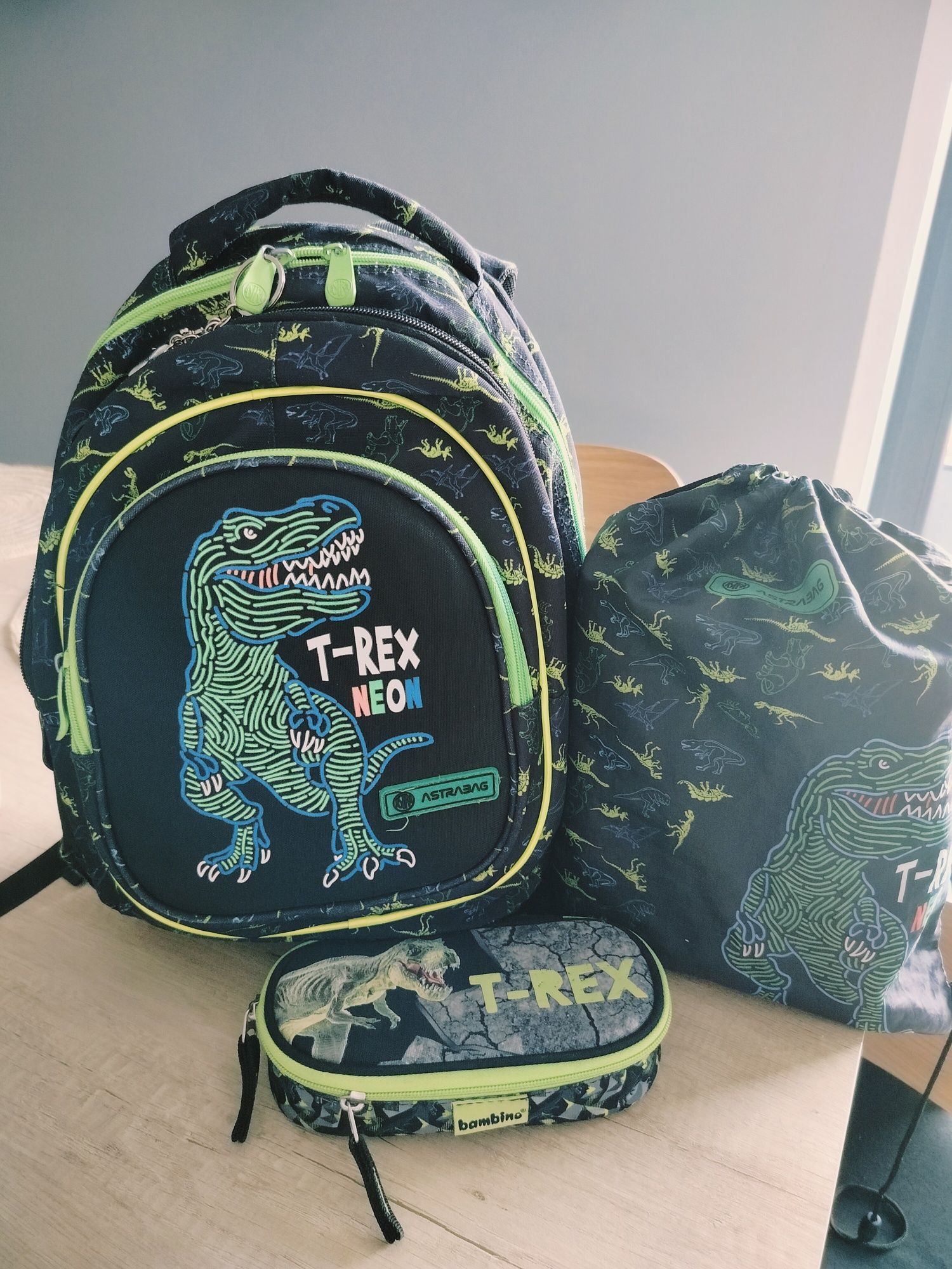 Sprzedam ZESTAW plecak szkolny Astrabag T-rex neon + piornik + worek
