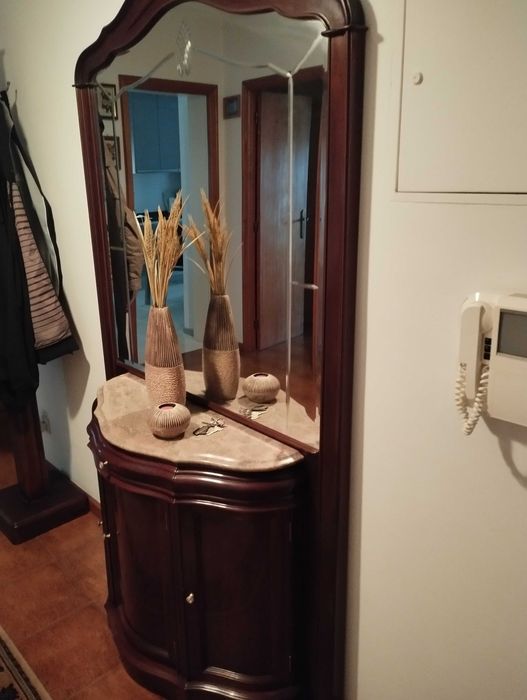 Dois móveis, um sapateira e outro mesinha de telefone