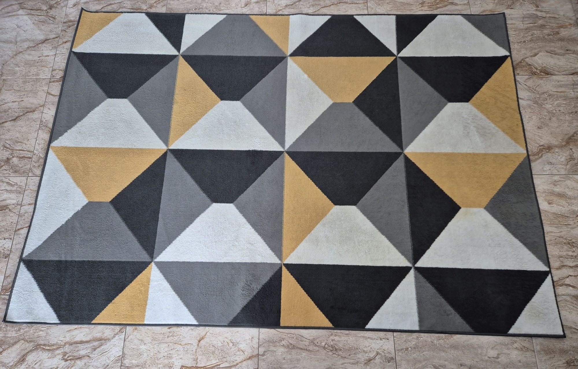 Dywan 180x250 stan bardzo dobry jak nowy