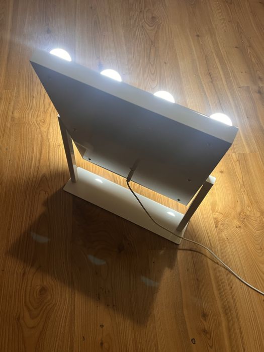 Lustro kosmetyczne z oświetleniem LED